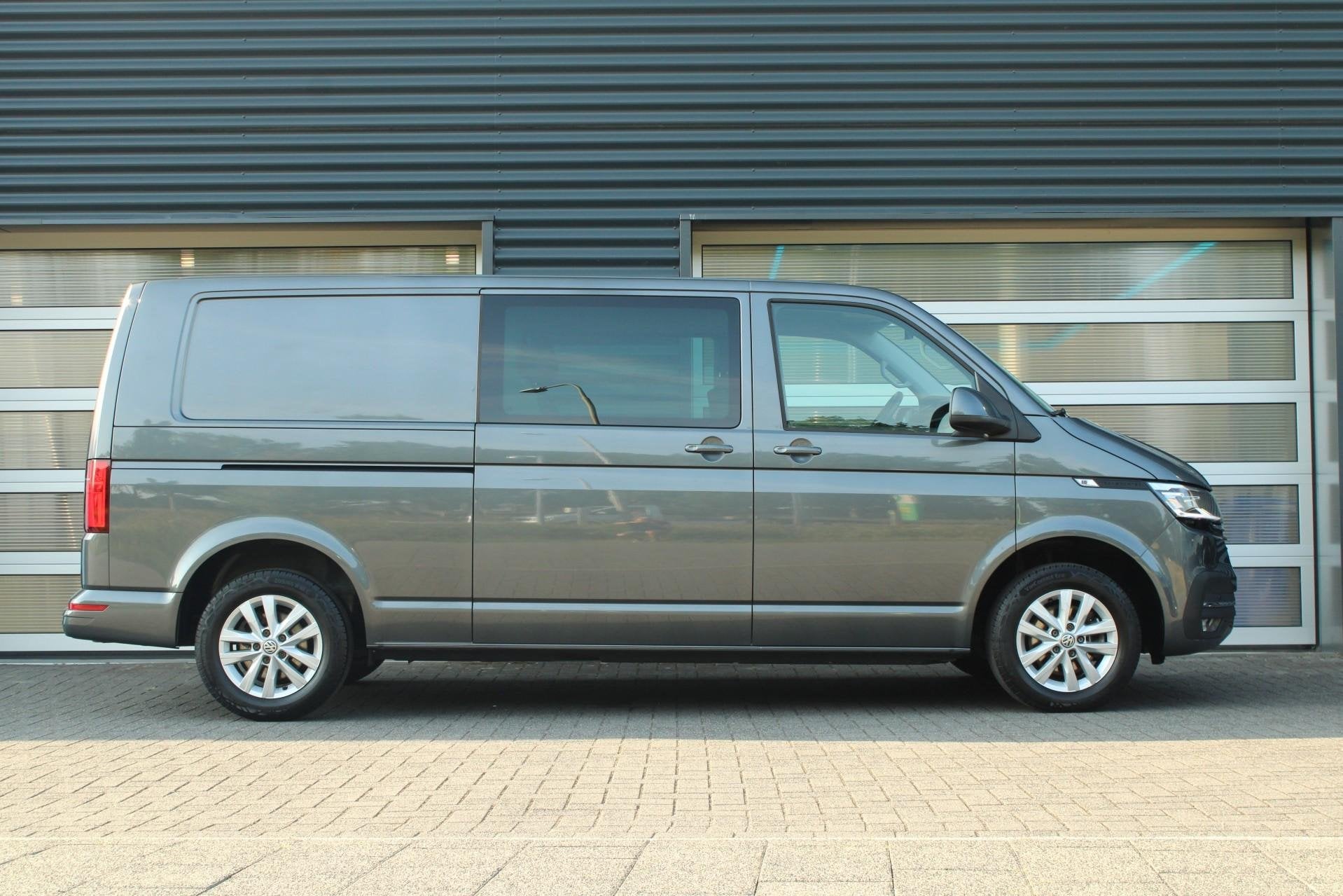 Volkswagen Transporter 2.0 TDI 150pk L2H1 30 DC Highline | 5, Auto's, Voorwielaandrijving, 12 maanden, Stof, Gebruikt