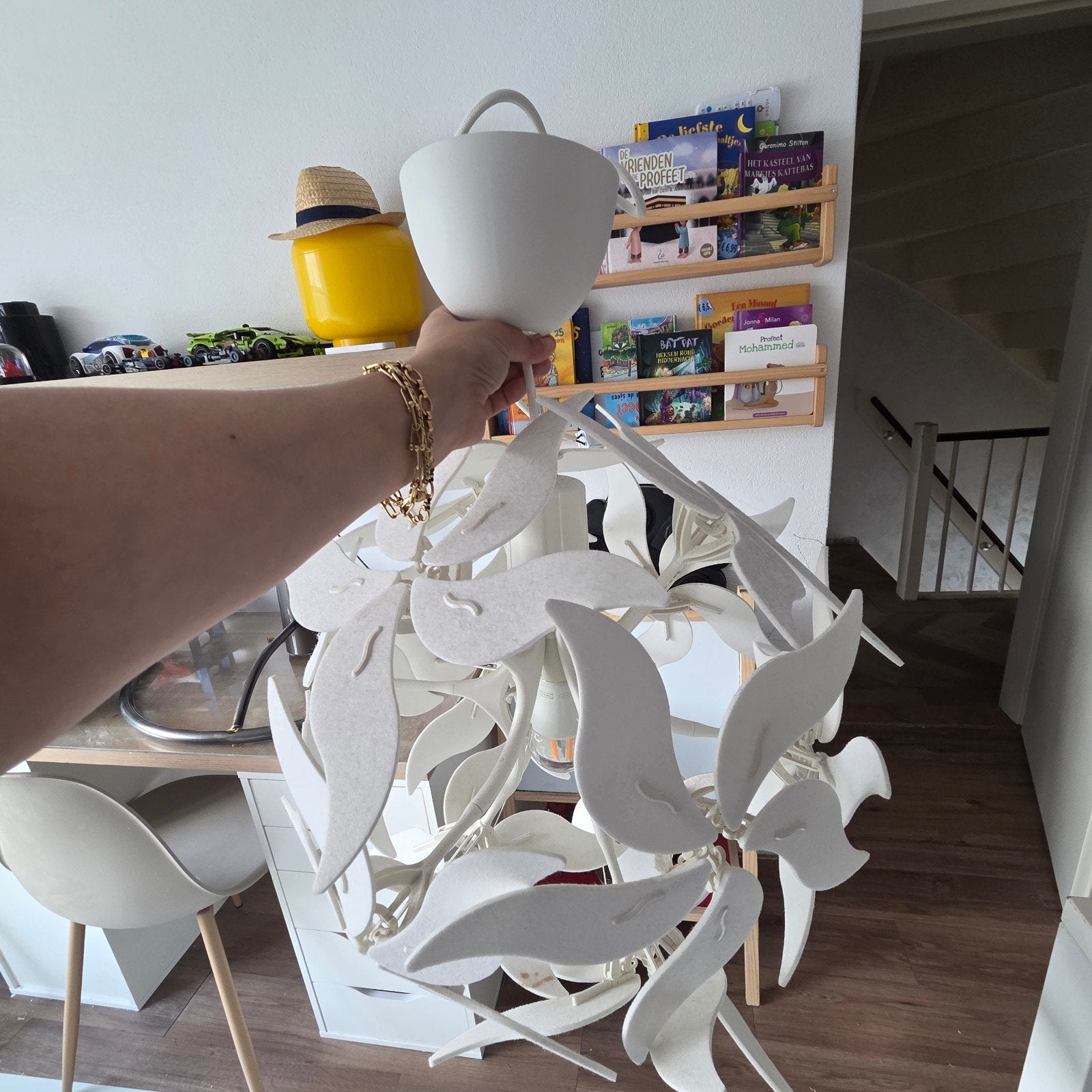 Moderne witte hanglamp met bladvormige elementen, Kunststof, Modern, Speels, Zo goed als nieuw, Minder dan 100 cm