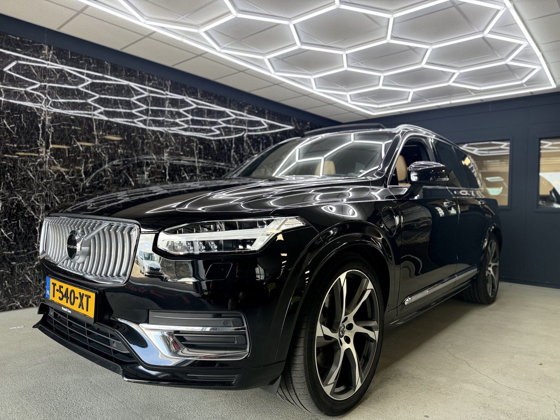Volvo XC90 2.0 B6 AWD R-Design /Pano /Harman kardon, Gebruikt, 4 cilinders, Zwart, Bedrijf