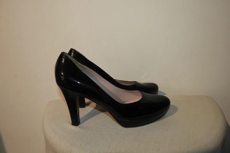 Salvatore Ferragamo zwarte lak leren pumps ronde neus 39.5, Pumps, Verzenden, Zo goed als nieuw, Zwart