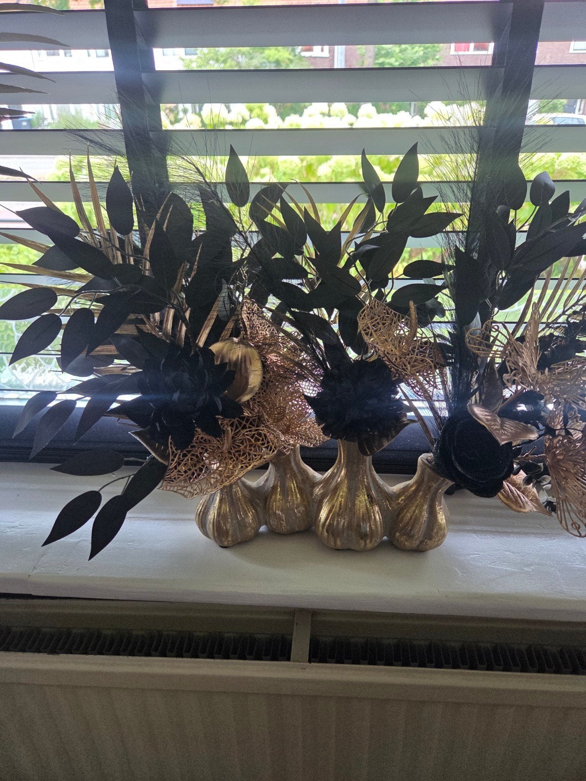 Vaas met kunstbloemen zwart goud, Ophalen, Goud