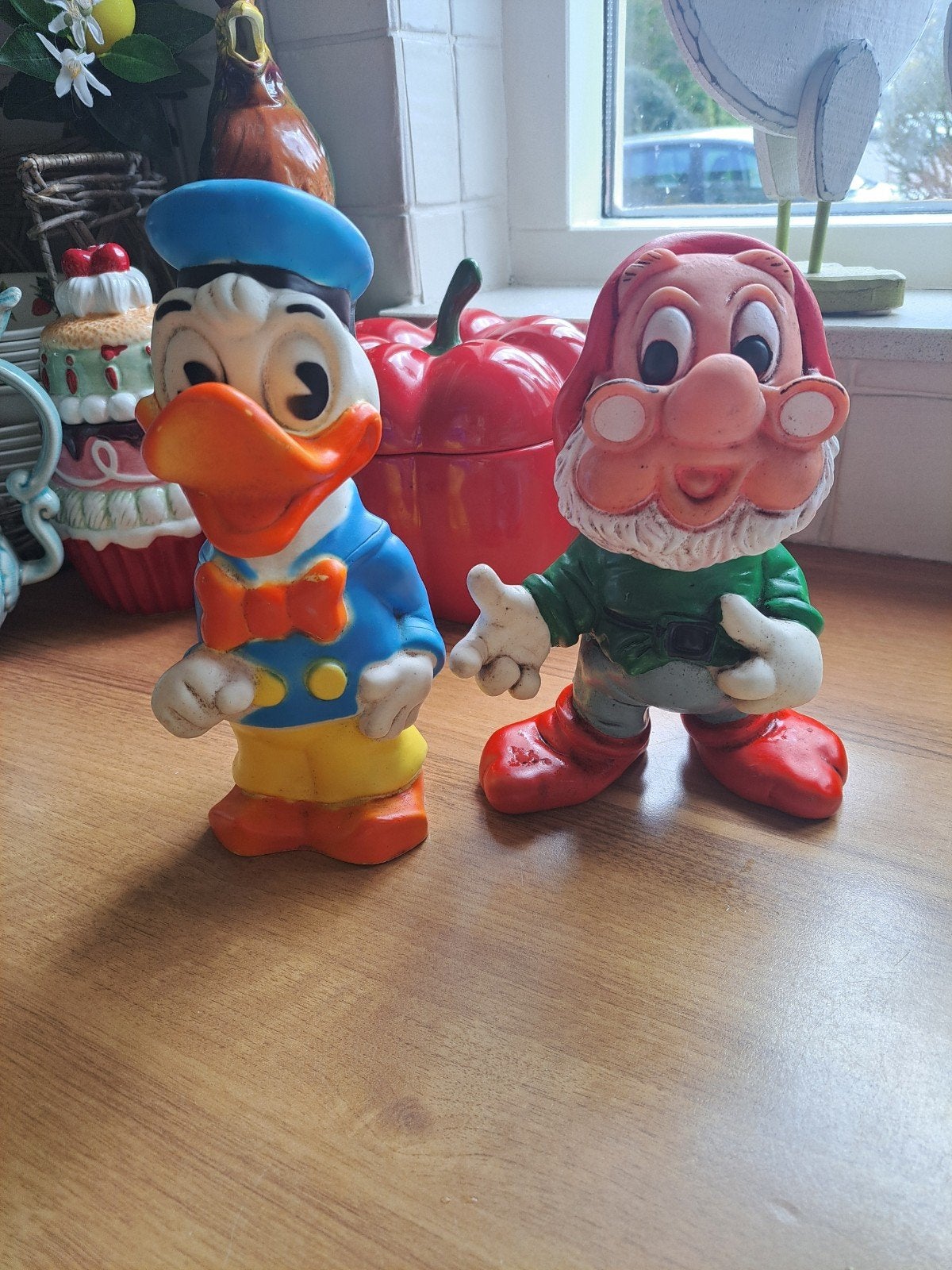 2 Disney piepfiguren, Donald en 1 vd 7 dwergen, Verzamelen, Ophalen of Verzenden, Gebruikt, Beeldje of Figuurtje