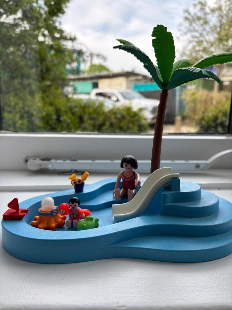 Playmobil zwembad met glijbaan en figuren, Ophalen of Verzenden, Gebruikt
