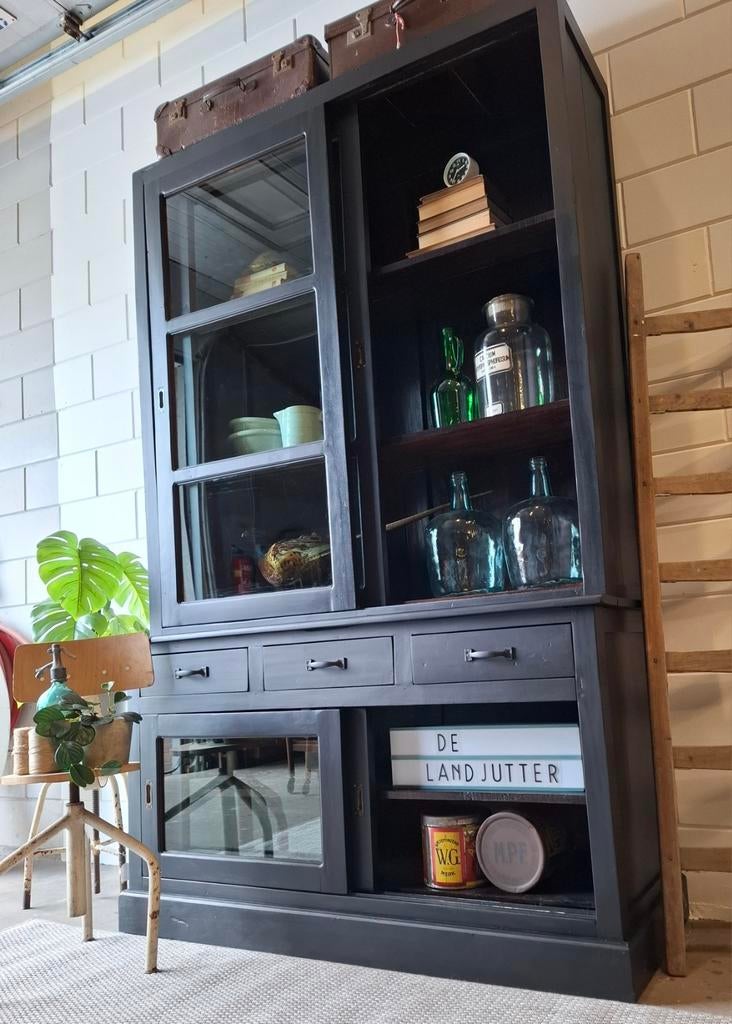 Vintage/Industriële zwarte apothekerskast, Brocante kast, Huis en Inrichting, Kasten | Buffetkasten, 100 tot 150 cm, 200 cm of meer