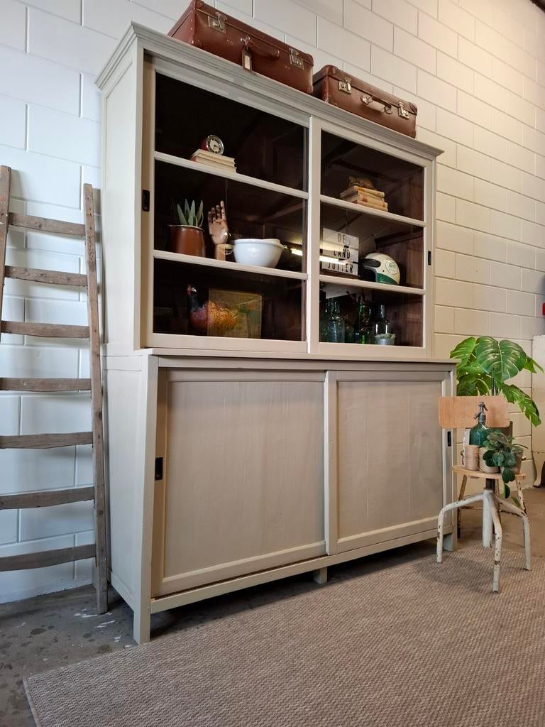 Vintage/Brocante zandkleurige schoolkast, Buffetkast, Huis en Inrichting, Kasten | Buffetkasten, Zo goed als nieuw, 200 cm of meer