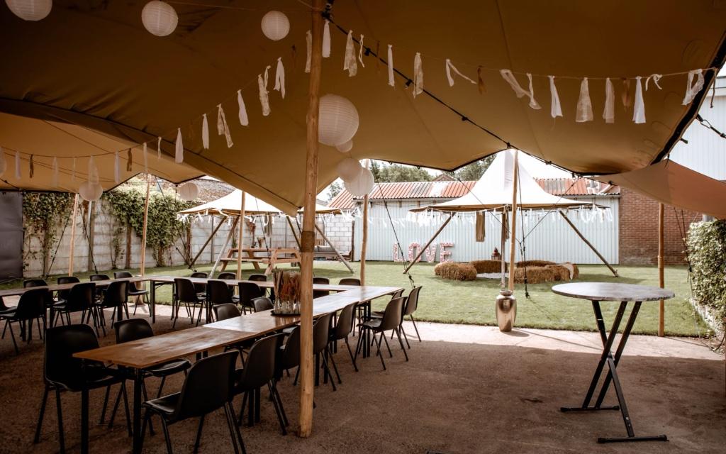 Stretchtent 10 x 15 meter te huur - Zand - Ook last minute, Tuin en Terras, Partytenten, Partytent, 6 meter of meer, Zo goed als nieuw