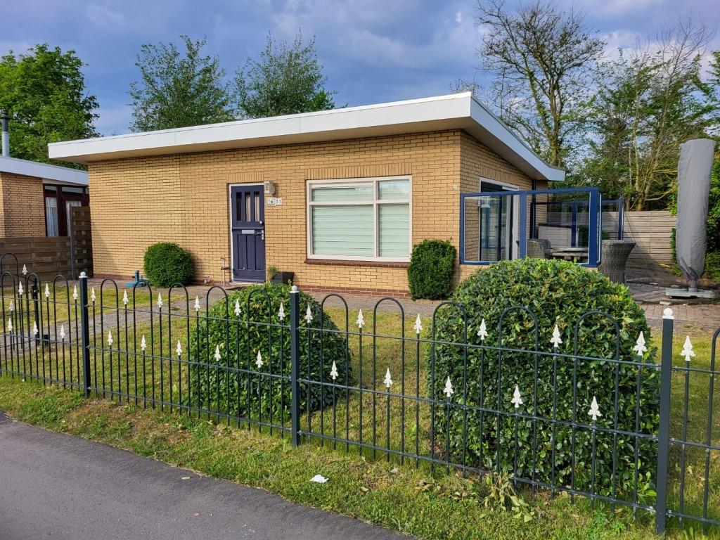 Te Huur: Vakantie Bungalow / Huis in Ouddorp aan Zee, Vakantie, 2 slaapkamers, Recreatiepark, Chalet, Bungalow of Caravan, Wasmachine