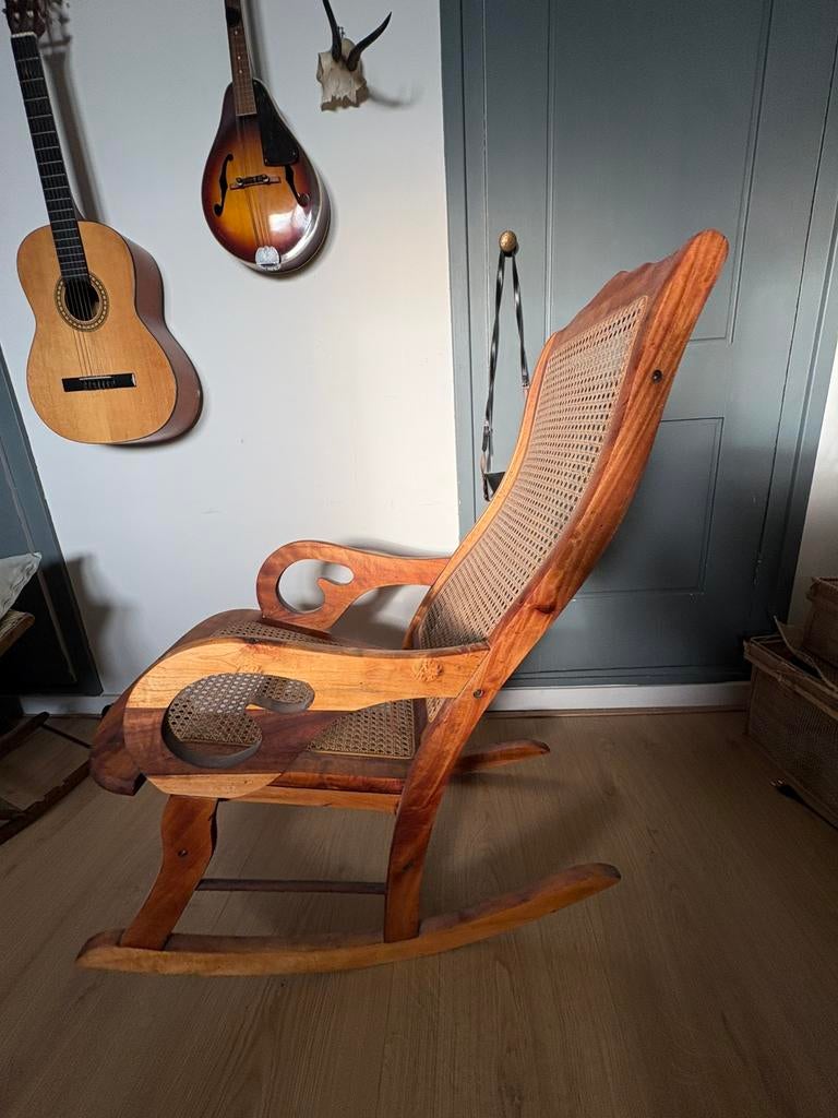 Victorian-style caned Lincoln rocker chair, Huis en Inrichting, Fauteuils, Ophalen, Zo goed als nieuw, Minder dan 50 cm