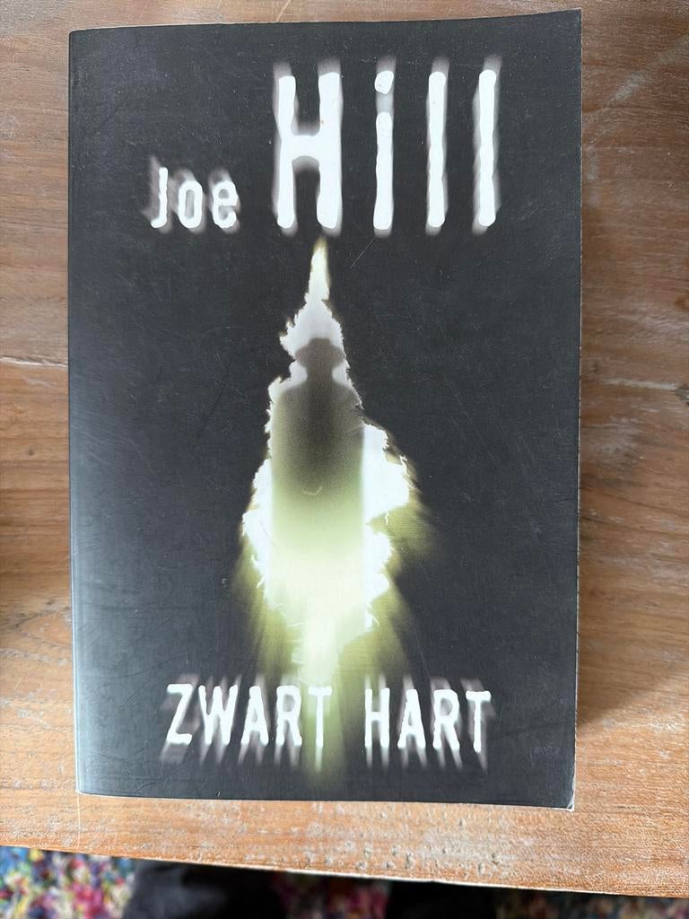Joe Hill - Zwart Hart - Spannende thriller, Boeken, Thrillers, Zo goed als nieuw, Nederland, Ophalen of Verzenden