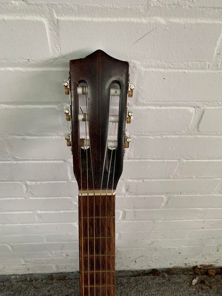 Foto 7 van Gitaar drie Akoestische gitaren Resonata Cinar en Clifton.