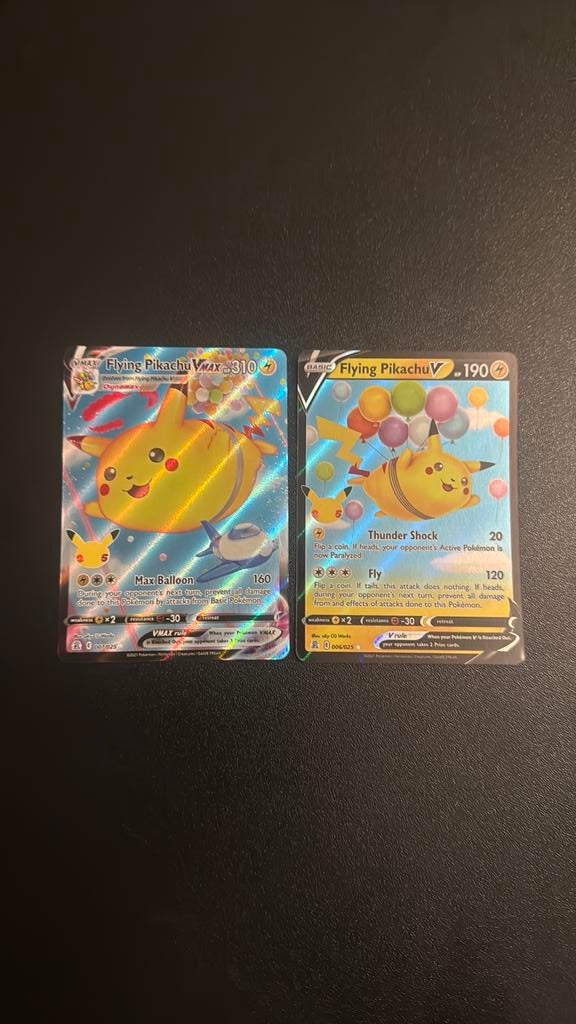 Flying Pikachu Vmax & Flying Pikachu V, Ophalen of Verzenden, Zo goed als nieuw