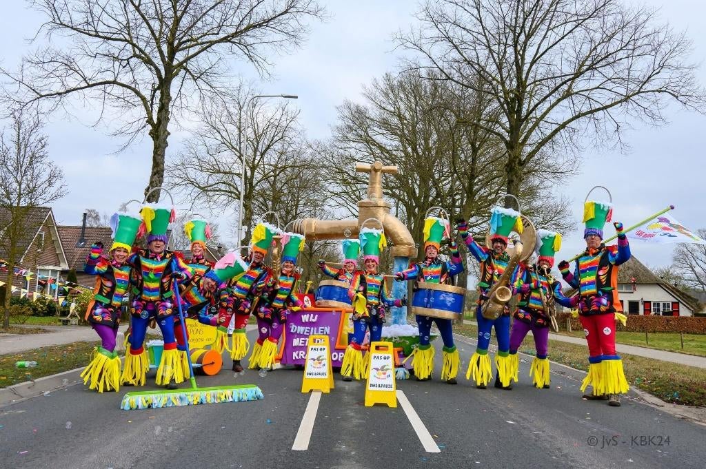 Dweilen met de kraan open - grote loopgroep, Hobby en Vrije tijd, Feestartikelen, Ophalen, Carnaval