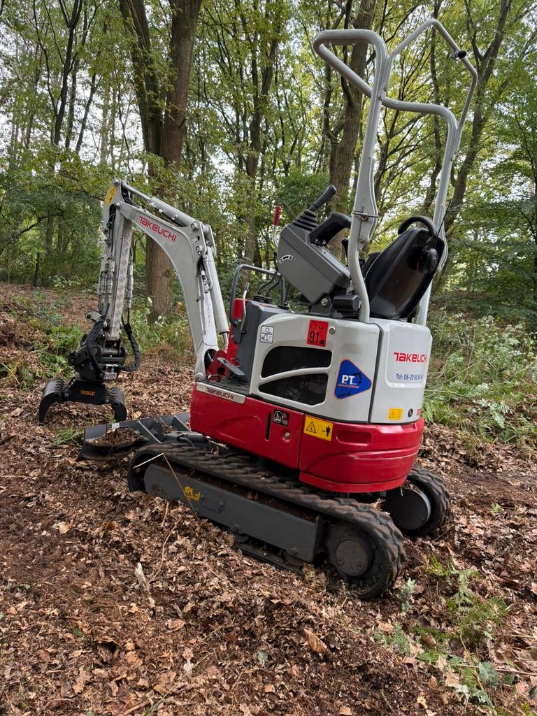Minigraver met machinist, Tuin- of Vijveraanleg