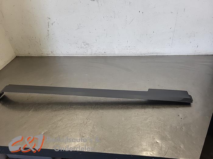 Schuifdeur Rail rechts van een Mercedes Vito