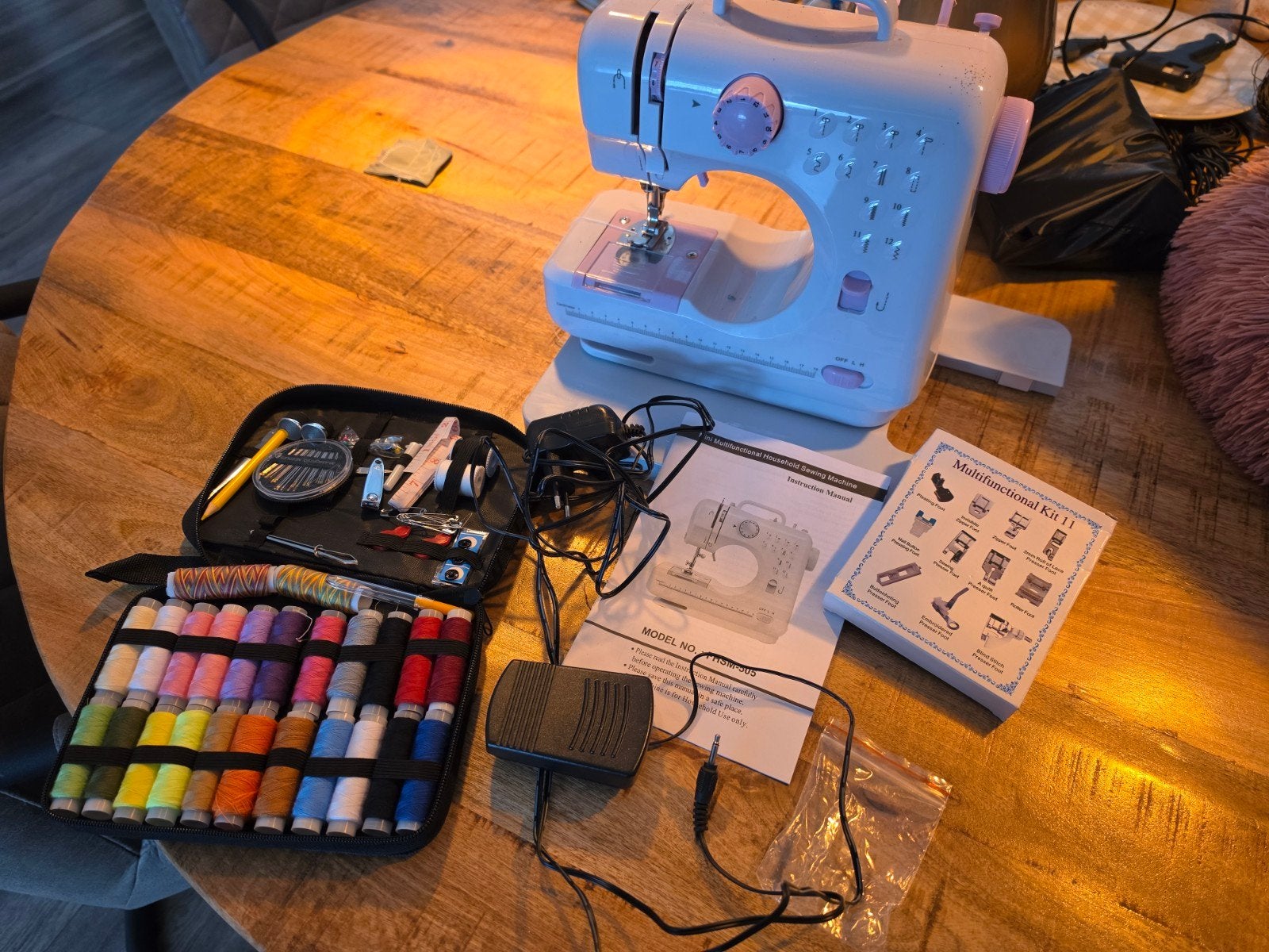 Nieuwe!Compacte naaimachine met uitgebreide accessoireset, Ophalen of Verzenden, Zo goed als nieuw, Naaimachine, Overige merken