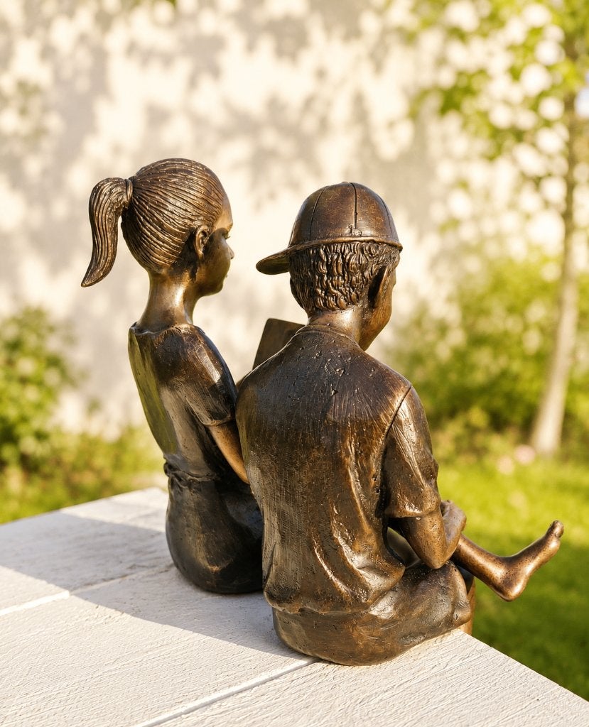 LEZEND MEISJE en JONGEN MET PET / Bronzen beeld / setprijs, Ophalen of Verzenden, Handgemaakt, Brons, Beeld