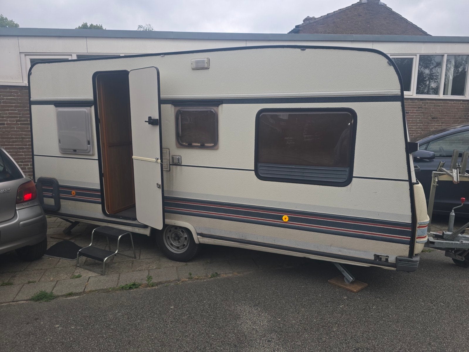 Burstner Caravan voor meerprijs extra's erbij, Caravans en Kamperen, Rondzit, Particulier, Koelkast