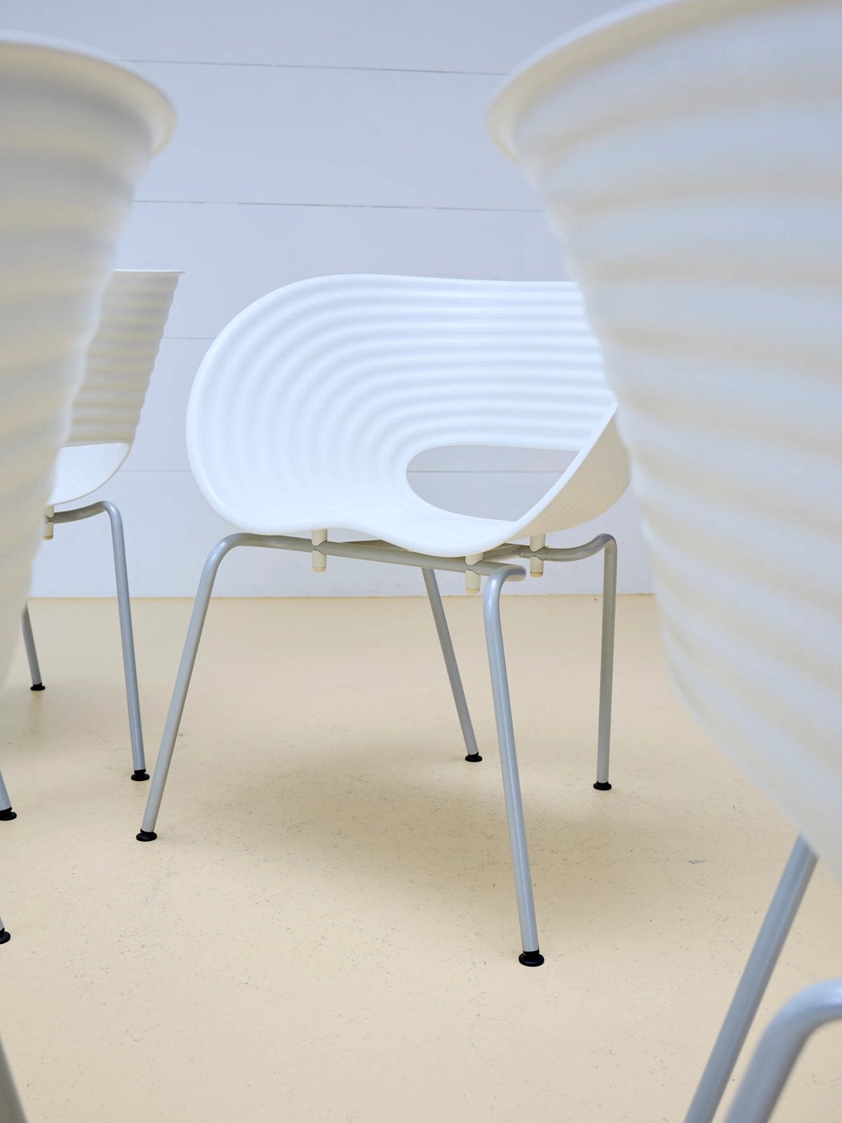 Vitra Tom Vac stoelen - Wit met grijs gecoate poten (4 stuks, Huis en Inrichting, Ophalen, Kunststof, Gebruikt, Wit