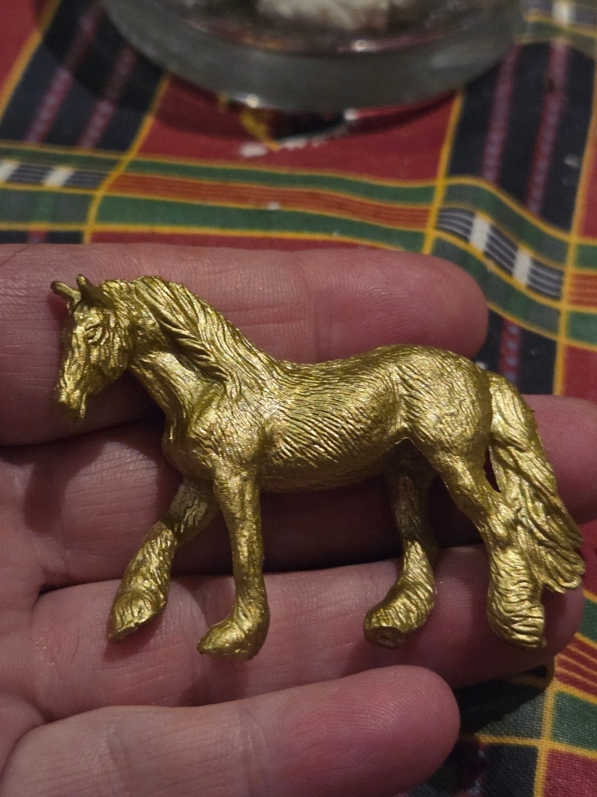 Goudkleurig Kunststof Miniatuur Paardje - Decoratie, Ophalen of Verzenden, Nieuw, Paard, Beeldje of Figuurtje