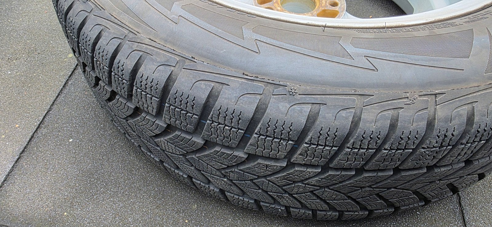 Foto 19 van Winterbanden op lichtmetalen velgen 225/60 R18 104V