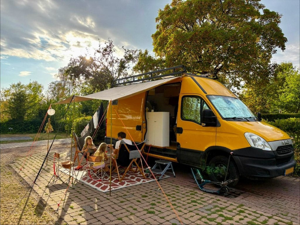 Buscamper | Iveco Daily 35C14G | 4 persoons gezin | ISOFIX, Overige merken, Buscamper of Camperbus, CNG (Aardgas), Handgeschakeld