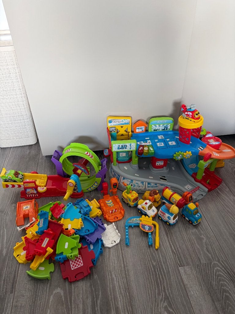 Toet toet garage en nog veel meer, Ophalen, Zo goed als nieuw, 2 tot 4 jaar