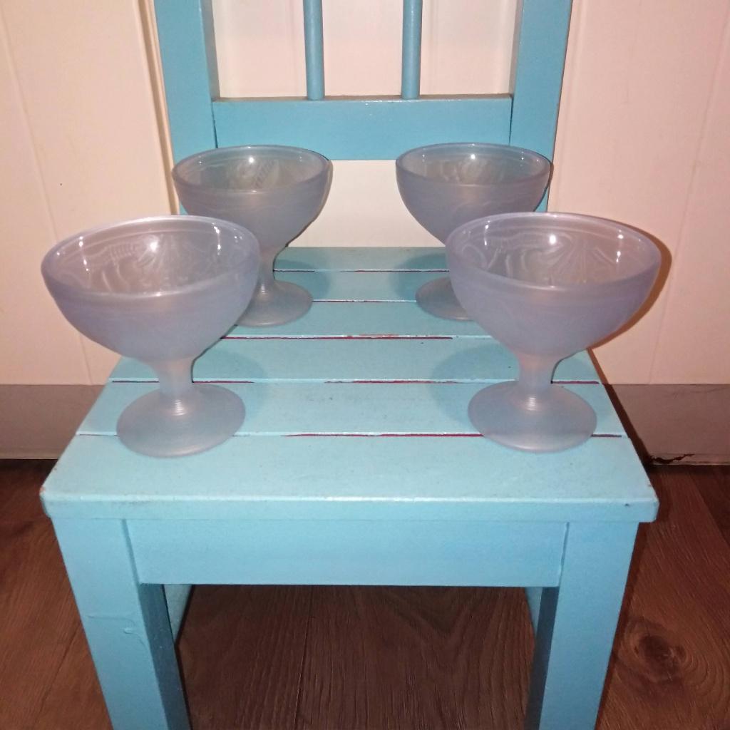 4 IJscoupes met fruitrelief blauw melkglas Luminarc, Ophalen, Glas of Glazen, Gebruikt, Glas