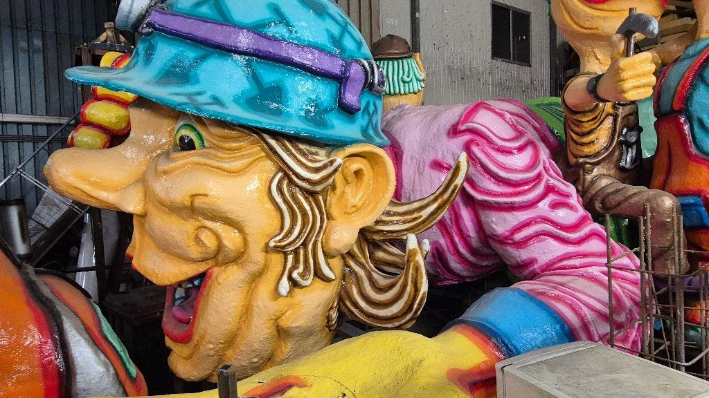 CARNAVALSWAGEN POLYESTER POPPEN EN KLEDING LOOPGROEP TE KOOP, Ophalen, Zo goed als nieuw