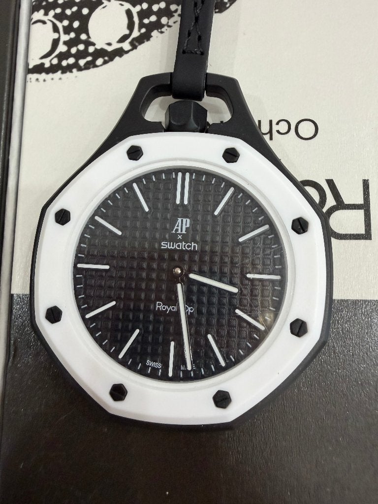Audemars Piguet Swatch Royal Oak Ochro Negro nieuw in doos, Sieraden, Tassen en Uiterlijk, Horloges | Heren, Nieuw, Ophalen of Verzenden