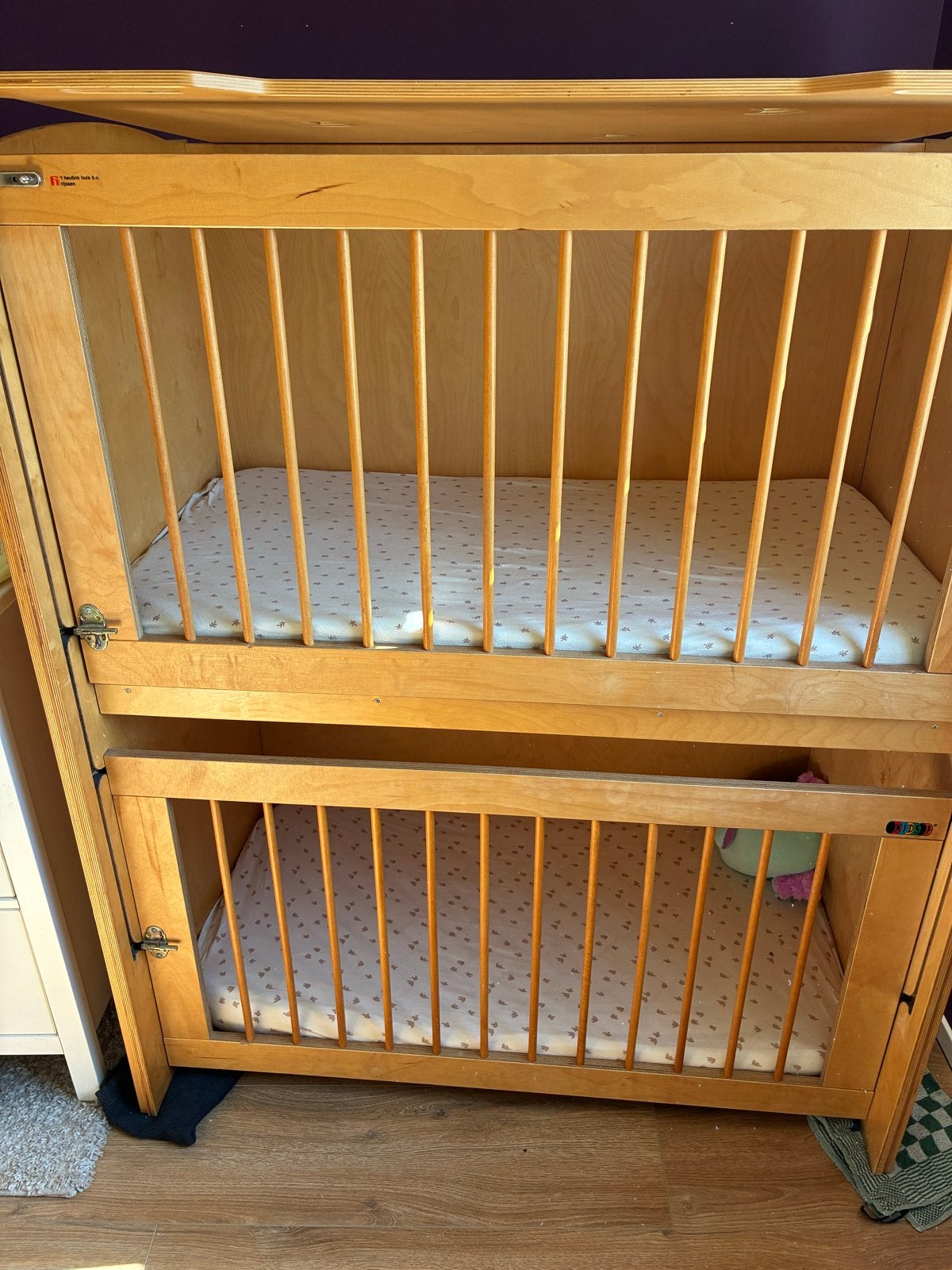 Stapelbed/ledikant van 't Heutink Huis met matrassen, Ophalen, Gebruikt, 70 cm of minder, Bruin