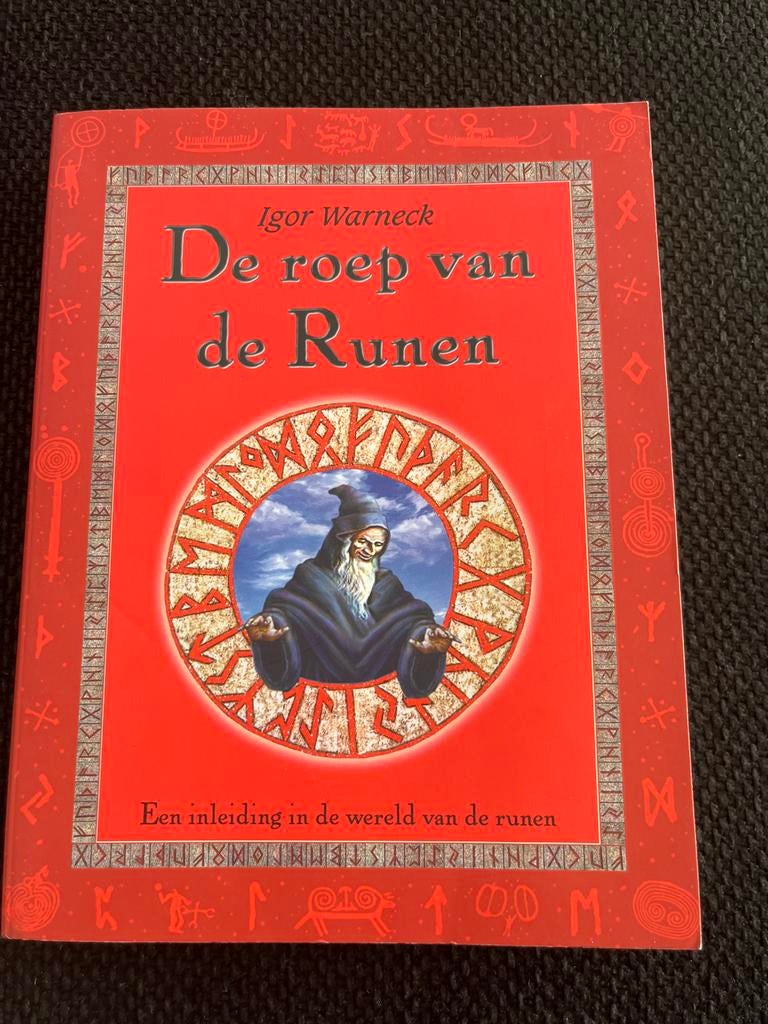 De Roep van de Runen - Igor Warneck, Boeken, Ophalen of Verzenden, Zo goed als nieuw, Spiritualiteit algemeen, Instructieboek