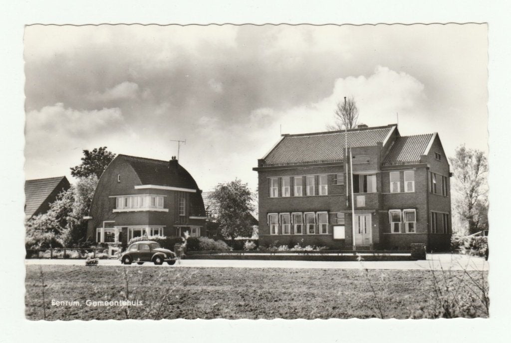 Eenrum - Gemeentehuis, met mooie oude auto (VW-kever), Ophalen of Verzenden, 1960 tot 1980, Ongelopen, Groningen