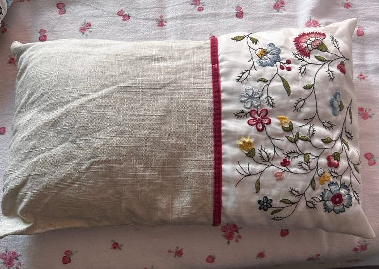 Ikea Kussen met geborduurde bloemen, Huis en Inrichting, Ophalen of Verzenden, Zo goed als nieuw, Wit, Rechthoekig