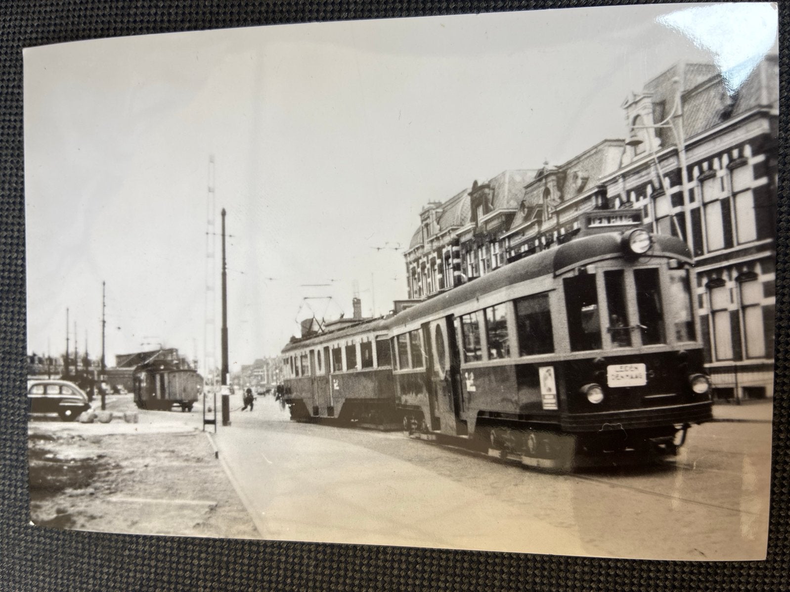 Oude ansichtkaart Leiden Stationsweg blauwe tram, Ophalen of Verzenden, 1940 tot 1960, Ongelopen, Zuid-Holland