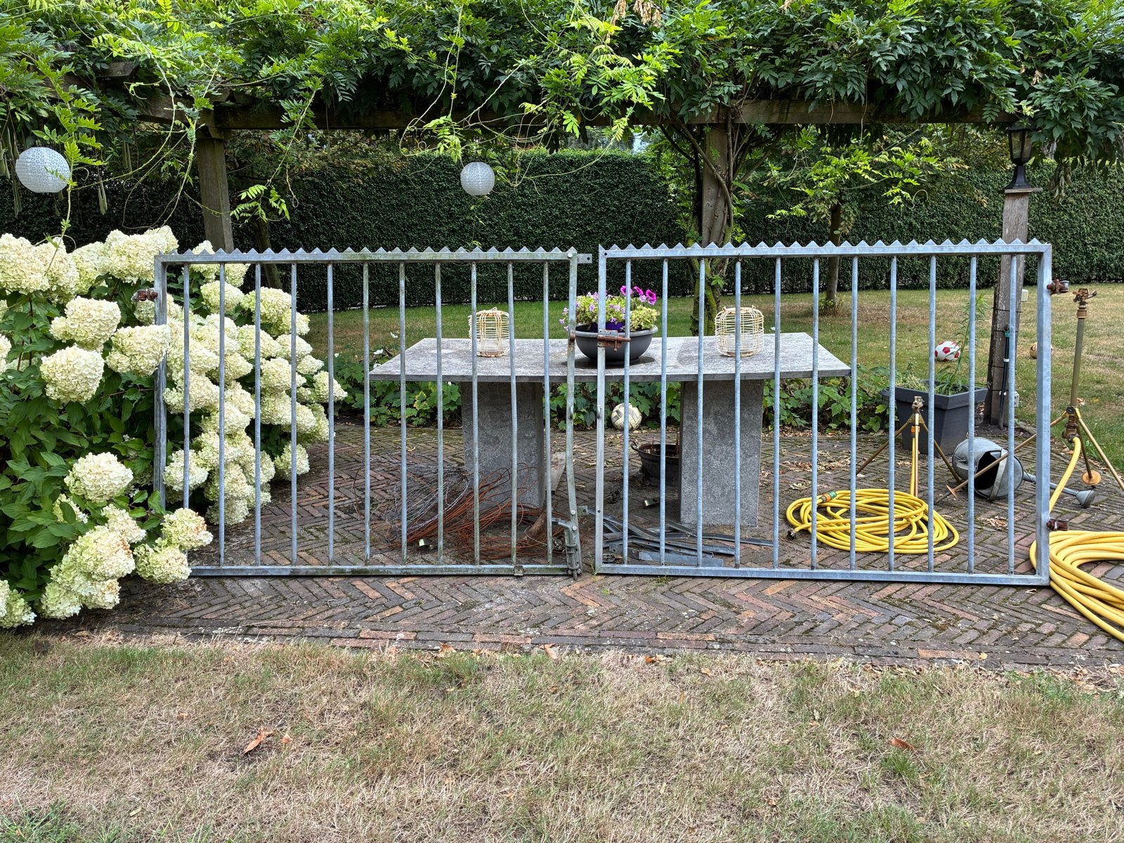 Robuust ijzeren spijlenhekwerk met poort, Tuin en Terras, Tuinhekken en Hekwerk, Ophalen, Met poort, Gebruikt, Spijlenhekwerk