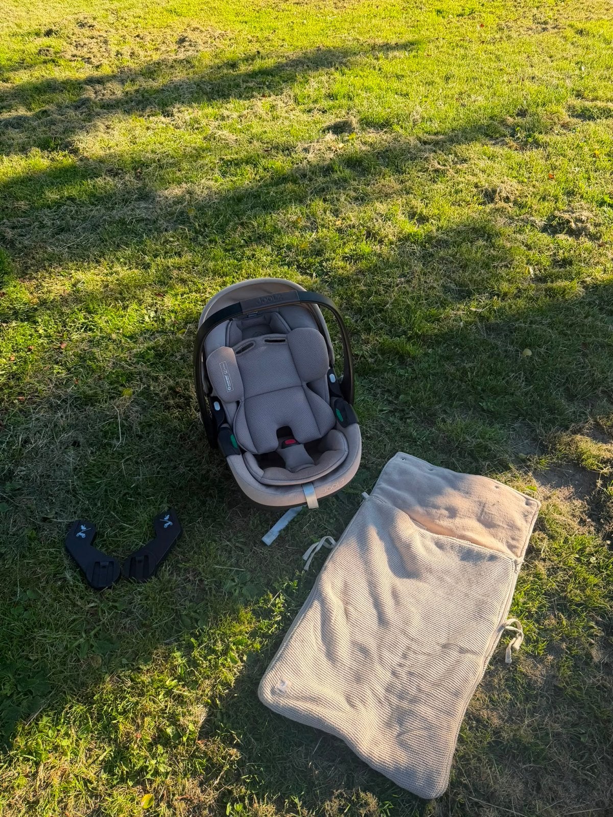 Joolz Maxi-Cosi Sandy Taupe met voetenzak en adapters, Kinderen en Baby's, Autostoeltjes, Ophalen, Autogordel, Zo goed als nieuw