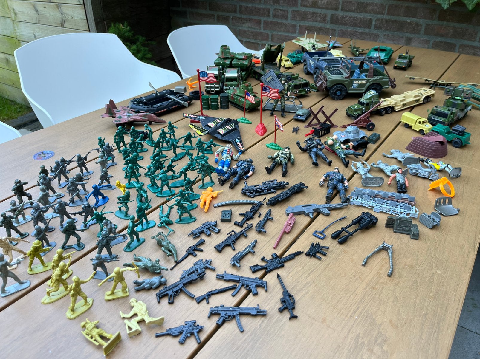 Tafel vol legerspeelgoed, Ophalen, Gebruikt