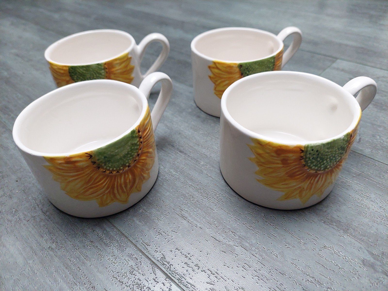 4 borden en 4 mokken servies set met zonnebloemen, Huis en Inrichting, Gebruikt, Overige merken, Landelijk/Boerenbont, Ophalen of Verzenden