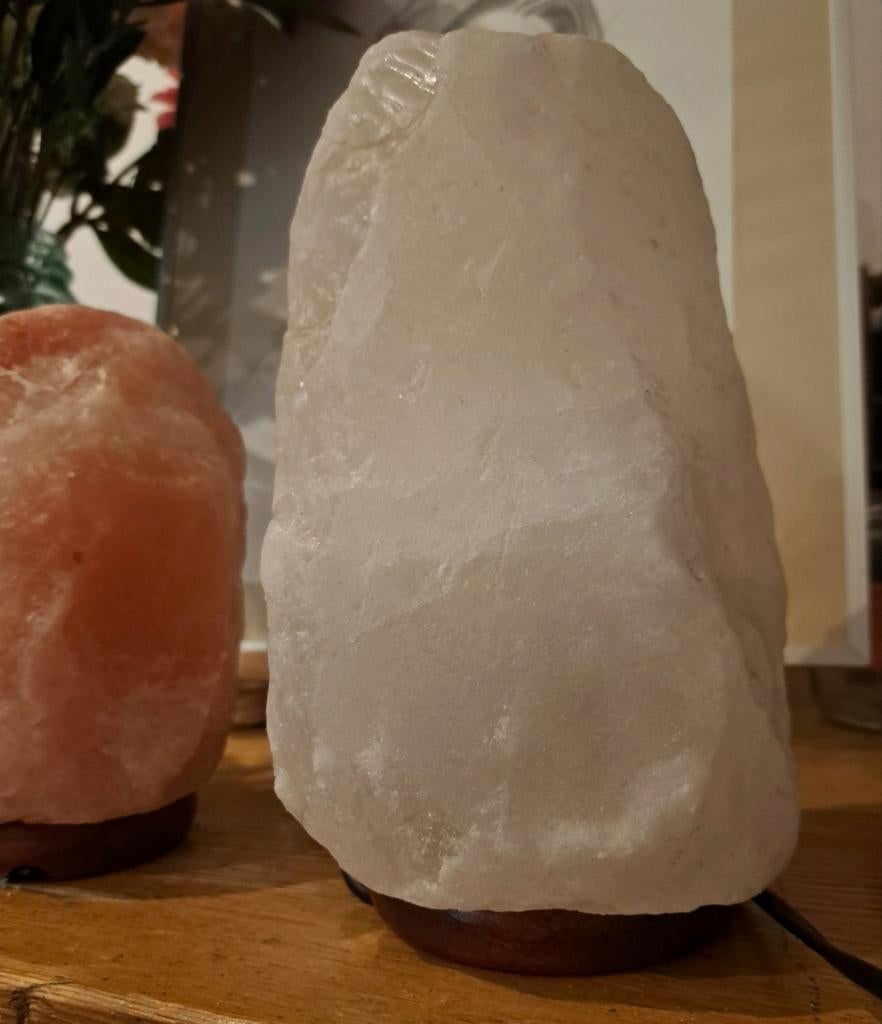2 stuks Zoutlamp: Gekleurd en Wit Himalaya Zoutkristal, Ophalen of Verzenden, Nieuw, Natuurlijk, Rustiek, Sfeervol