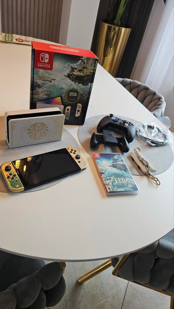 Nintendo Switch OLED Zelda edition+ Zelda+ Pro controller, Met games, Ophalen of Verzenden, Zo goed als nieuw, Switch Original