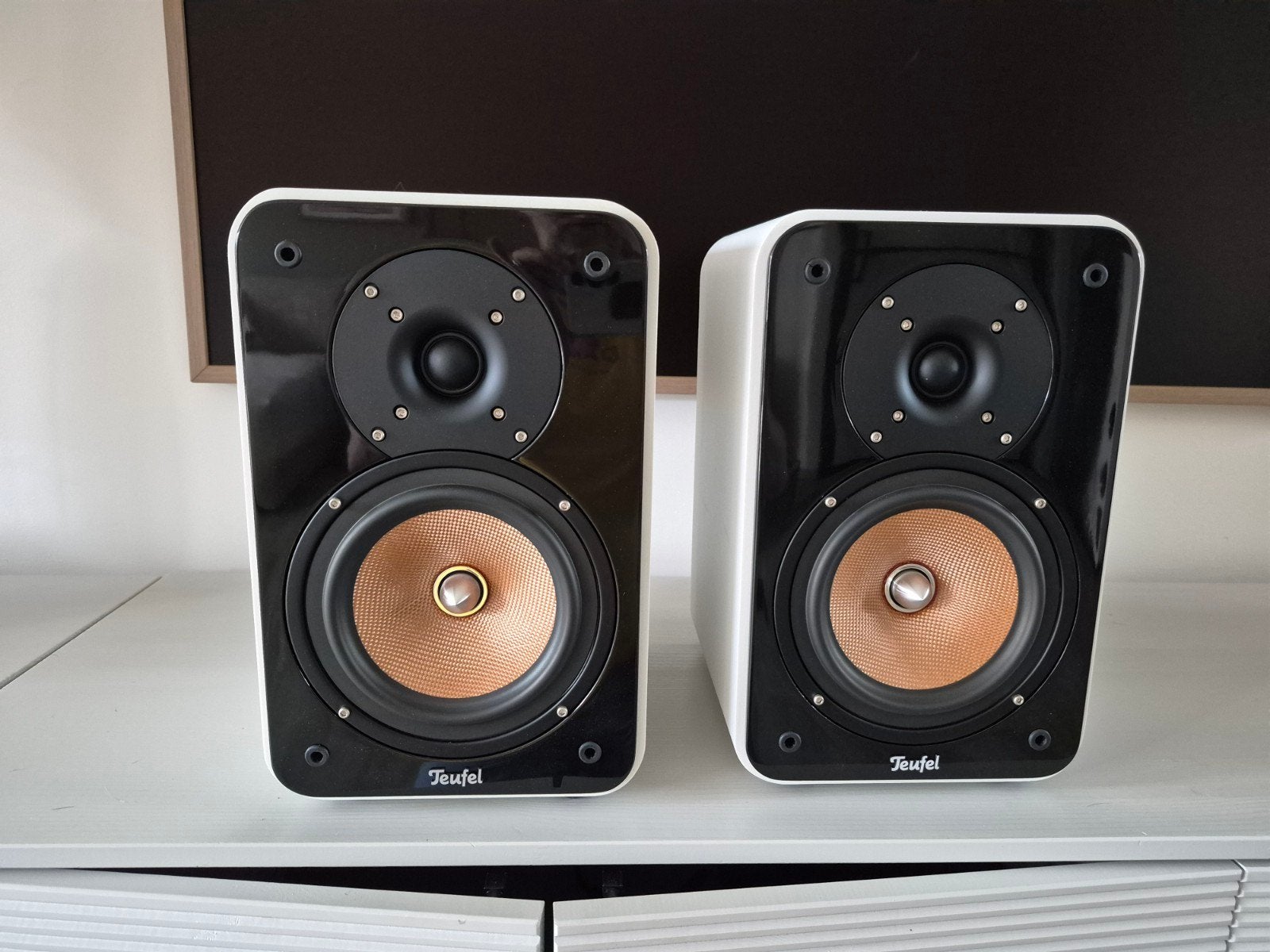 Teufel speakerset wit in topstaat, Zo goed als nieuw, 60 tot 120 watt, Boekenplank luidspreker, Ophalen