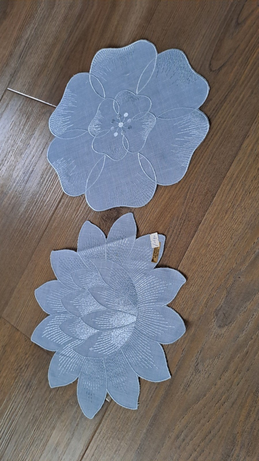 2 nieuwe handgemaakte geborduurde kleedjes met roosmotief, Ophalen of Verzenden, Nieuw, Blauw, Overige typen