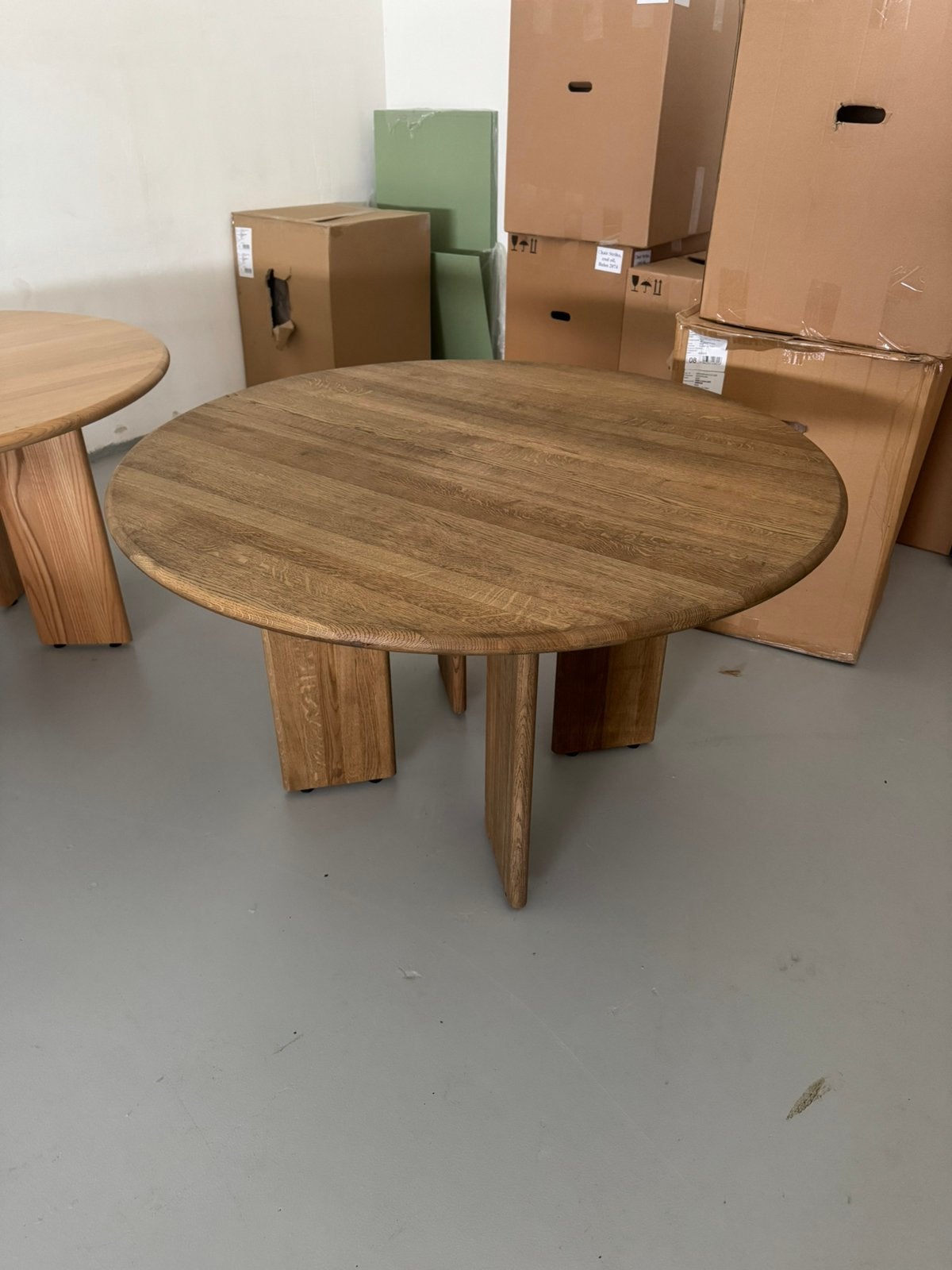 Japandi Eettafel rond 130cm Smoked Eikenhout | Showmodel, Ophalen, Gebruikt, Japandi Scandinavisch, Vier personen