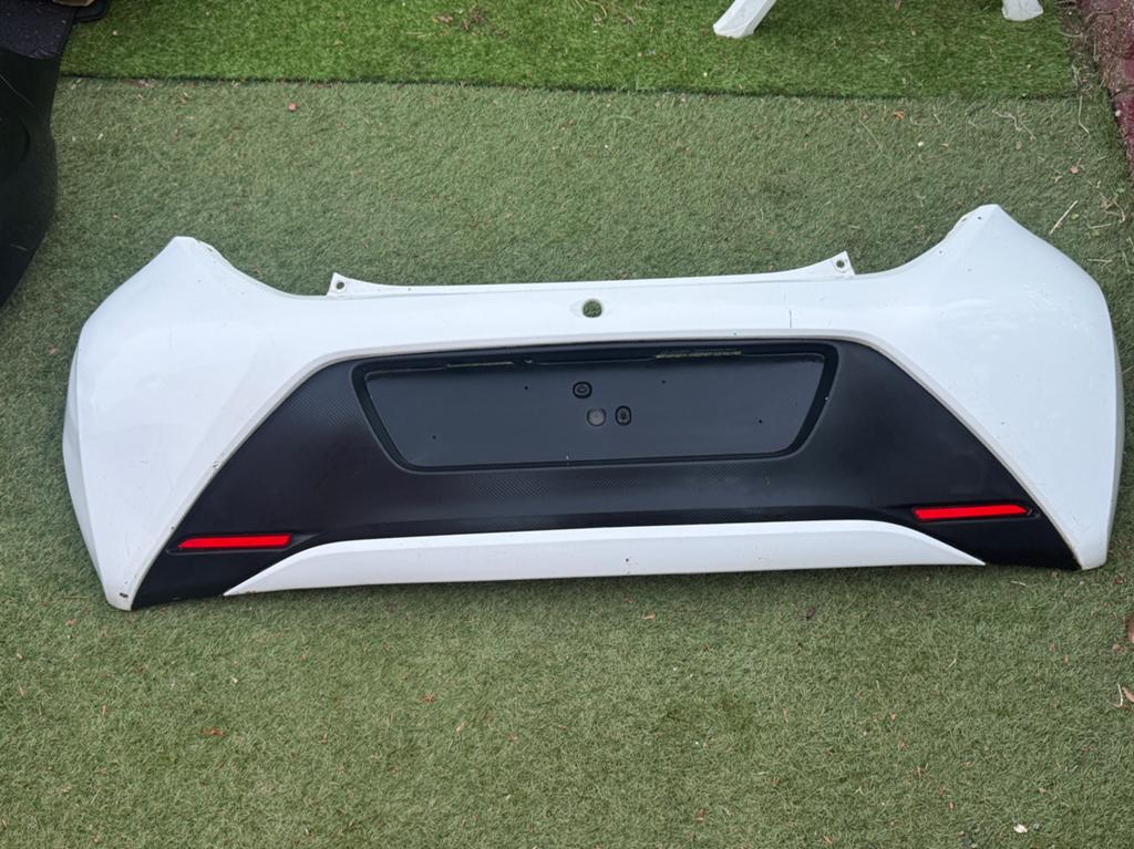 Toyota Aygo II Achterbumper Wit (2014-2021), Auto-onderdelen, Gebruikt, Ophalen of Verzenden, Toyota, Achter