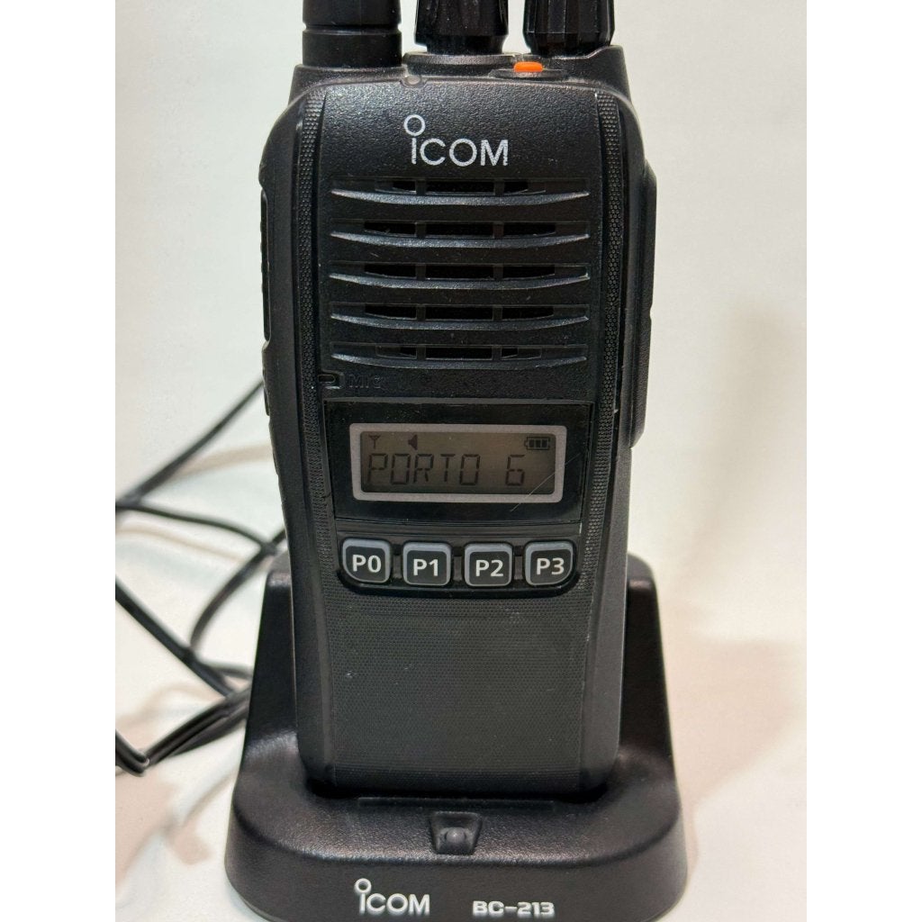 Icom IC-F1000S VHF IP67 5Watt portofoon met tafellader, Telecommunicatie, Datacommunicatie en VoIP, Gebruikt, Telefoon, Ophalen of Verzenden