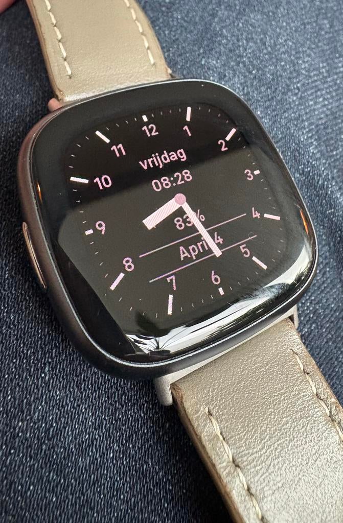 Krasvrije Fitbit Versa 4 Sporthorloge - Incl. Oplader, Gebruikt, Hartslag, Zwart, Ophalen of Verzenden