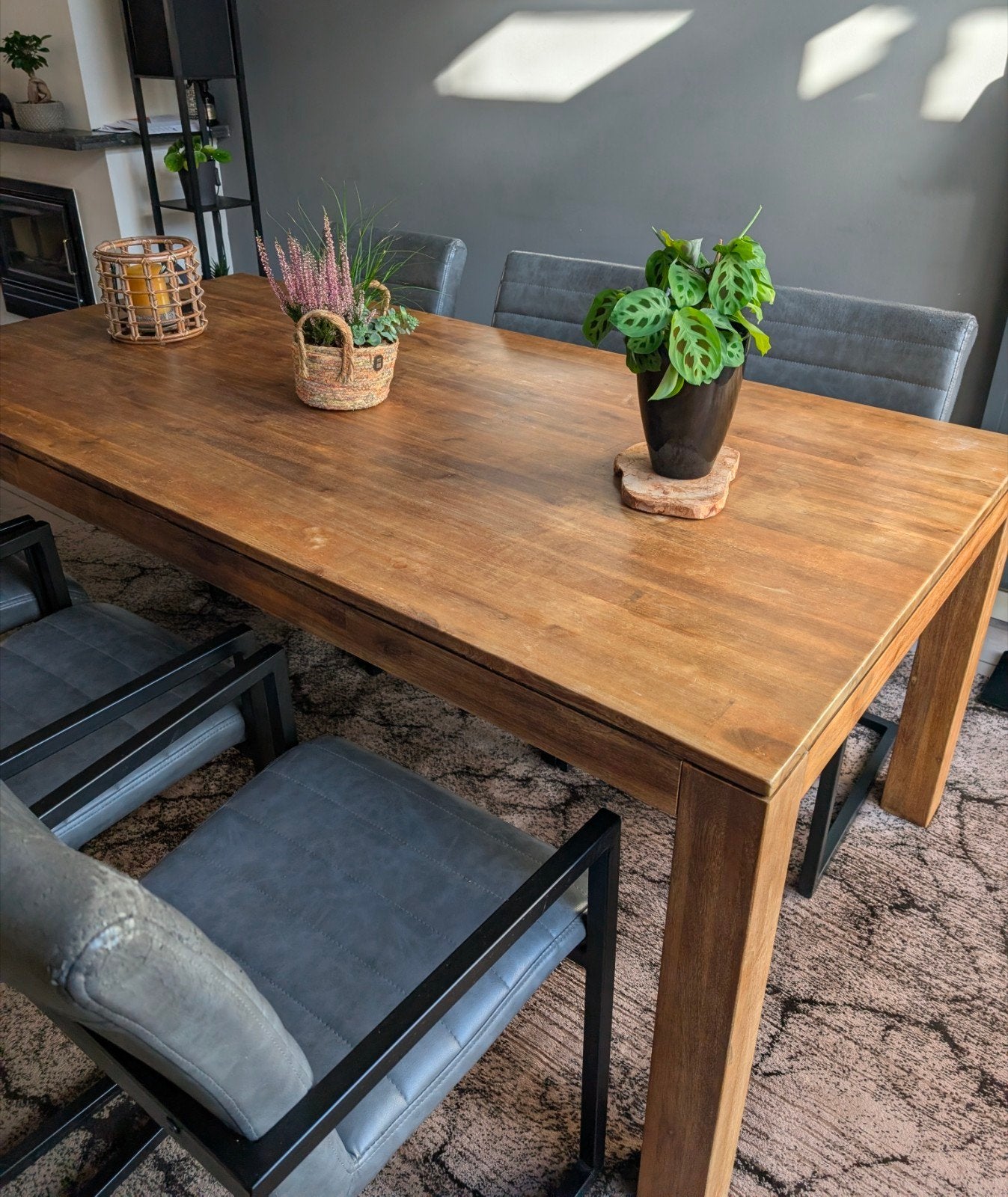 Robuuste eettafel van acacia hout met zes stoelen., Ophalen, Gebruikt, 4 tot 6 stoelen