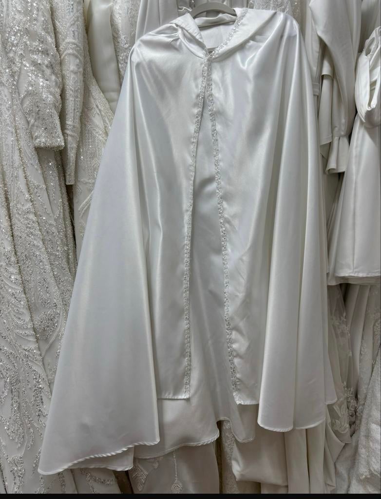 Elegante Witte Bruidscape met Capuchon en Versiering, Ophalen of Verzenden, Nieuw, Wit, Accessoires