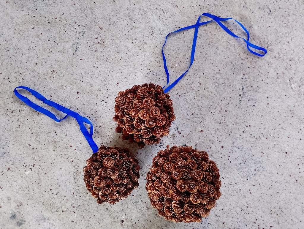 3 bollen met lariksappeltjes, Ophalen of Verzenden, Gebruikt