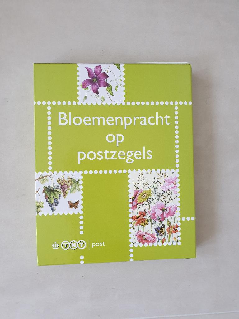 Album met Cassette: Bloemenpracht op postzegels, Ophalen of Verzenden, Verzamelalbum